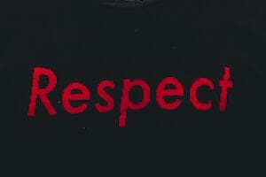 Dieses Bild zeigt den Schriftzug Respekt. Rote Schrift auf schwarzem Grund.