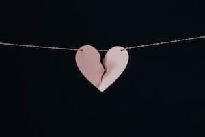 Dieses Bild zeigt ein gebrochenes Herz. Dies soll eine zerbrochene Beziehung symbolisieren.