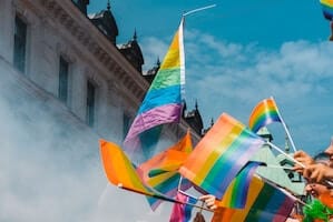 Dieses Bild zeigt die Fahne der Schwulenbewegung. Wir beraten schwule und lesbische Paare.